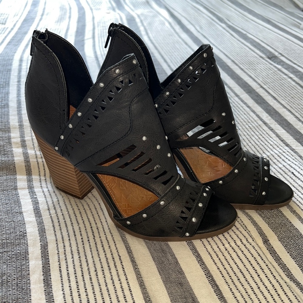 Womens Maurices laser cut black peep toe booties. Size 8